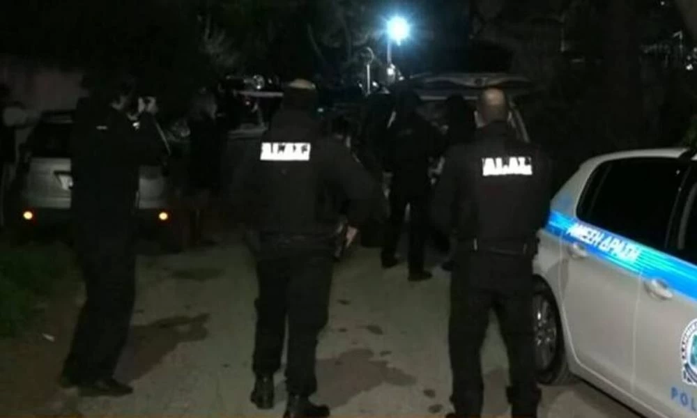 Πεντέλη: Παραδόθηκε τελικά ο άνδρας που "μοίραζε" απειλές με το τσεκούρι